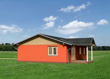 Уютный загородный дом компактного размера с крыльцом и террасой