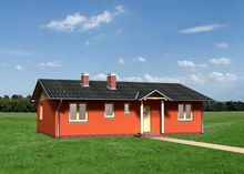 Уютный загородный дом компактного размера с крыльцом и террасой